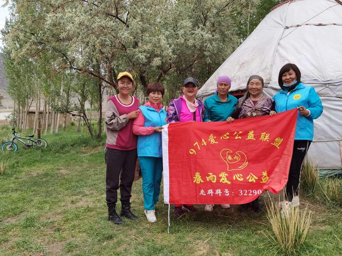 昌吉怡霏爱心工作室代表们在新疆壹基金会组织的阿勒泰为期四天公益自